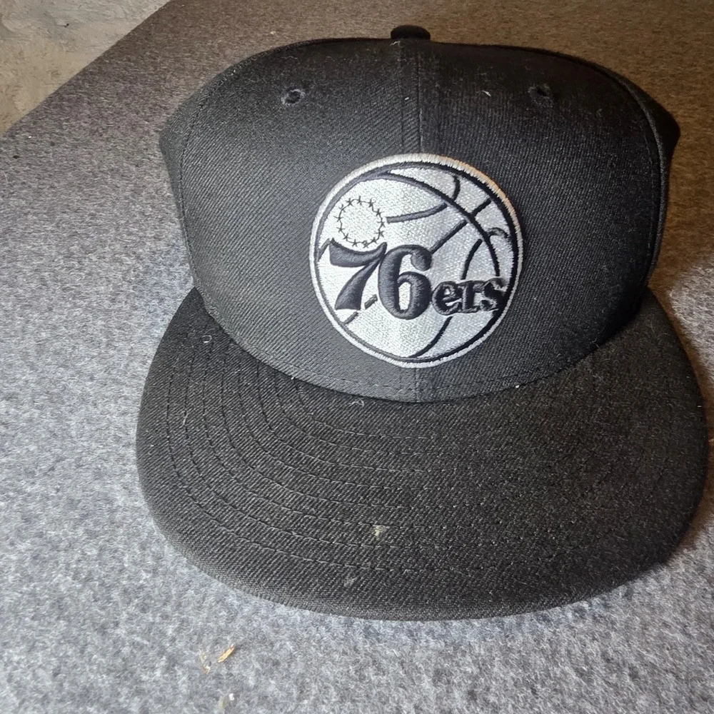 New Era Philadelphia 76ers Black And White 9FIFTY Snapback Adjustable Hat